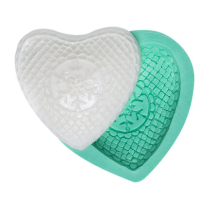 Karlı kalp figürü silikon kalıbı ve dökülmüş sabun. Kış temalı biblo yapımı için ideal.