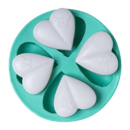 Kelebek kabartmalı kalp 4'lü silikon kalıbı ile yapılmış beyaz sabunlar. Romantik dekorasyon için ideal.