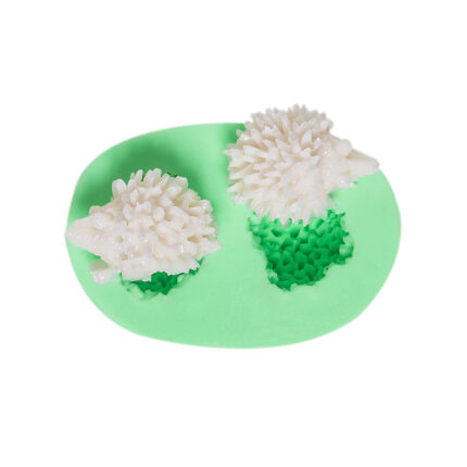 Kurdelya sevimli kirpi ikili silikon kalıbı ve kalıptan çıkmış iki kirpi figürü.