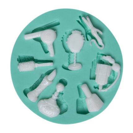 Kokoş eşyalar silikon kalıbı: saç kurutma makinesi, ayna, oje, parfüm, fırça ve diğer güzellik objeleri içerir.