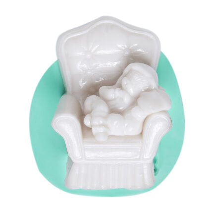 Koltukta uyuyan ayıcık silikon kalıbı. Çocuk odası dekorasyonu veya sabun yapımı için ideal.