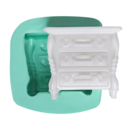 Kurdelya minyatür komidin silikon kalıbı ve dökülmüş komidin objesi. Bebek evi aksesuarı yapımı için ideal.