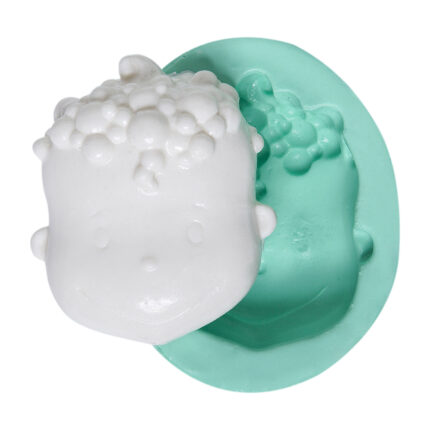 Köpüklü çocuk silikon kalıbı ve kalıptan çıkarılmış bebek figürü. Bebek temalı sabun yapımı için ideal.