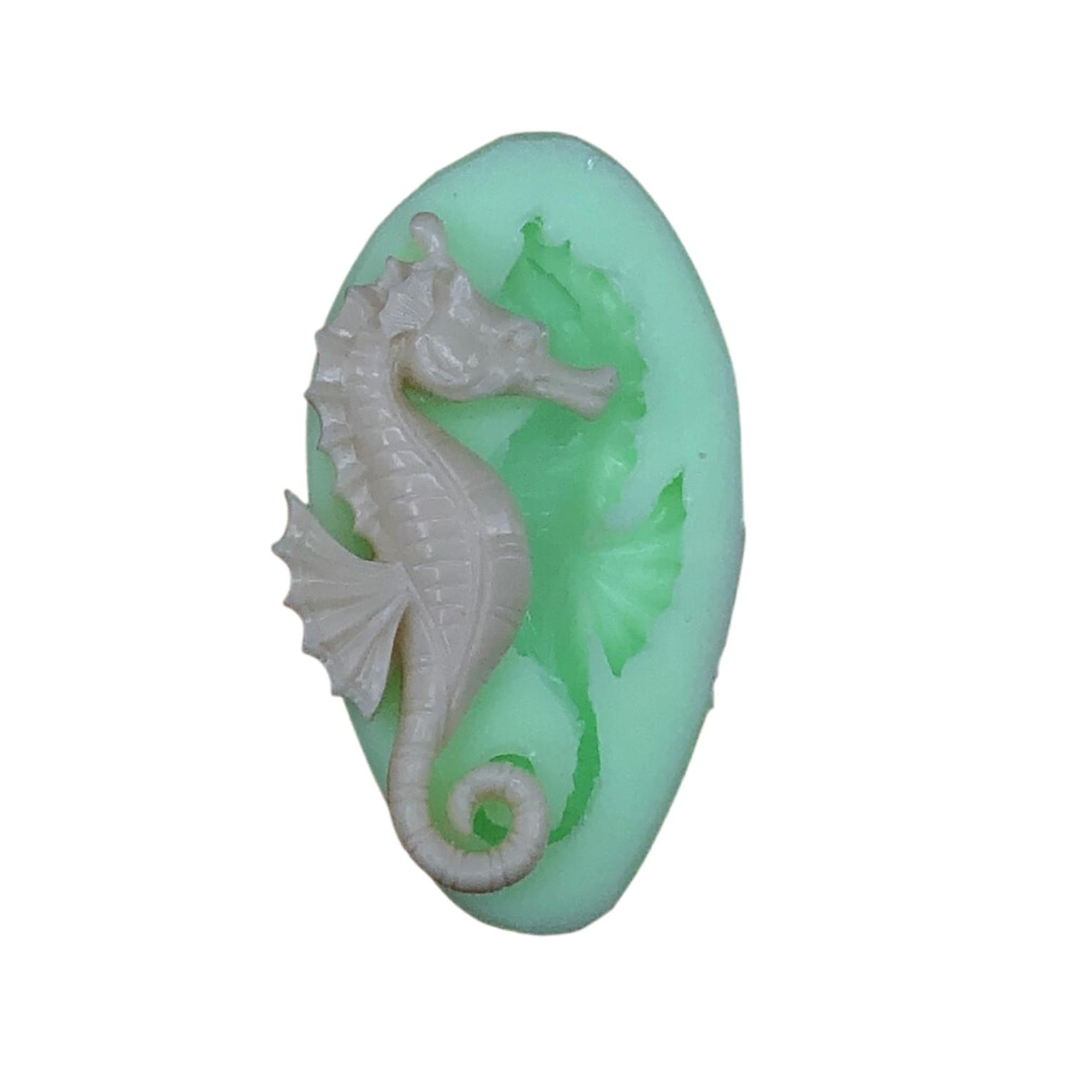 kucuk-boy-deniz-ati-seklinde-silikon-sabun-kalibi-kk-2218.jpg Küçük boy deniz atı silikon kalıp modeli, deniz temalı süs için ideal. 3D deniz atı figürü detayı.