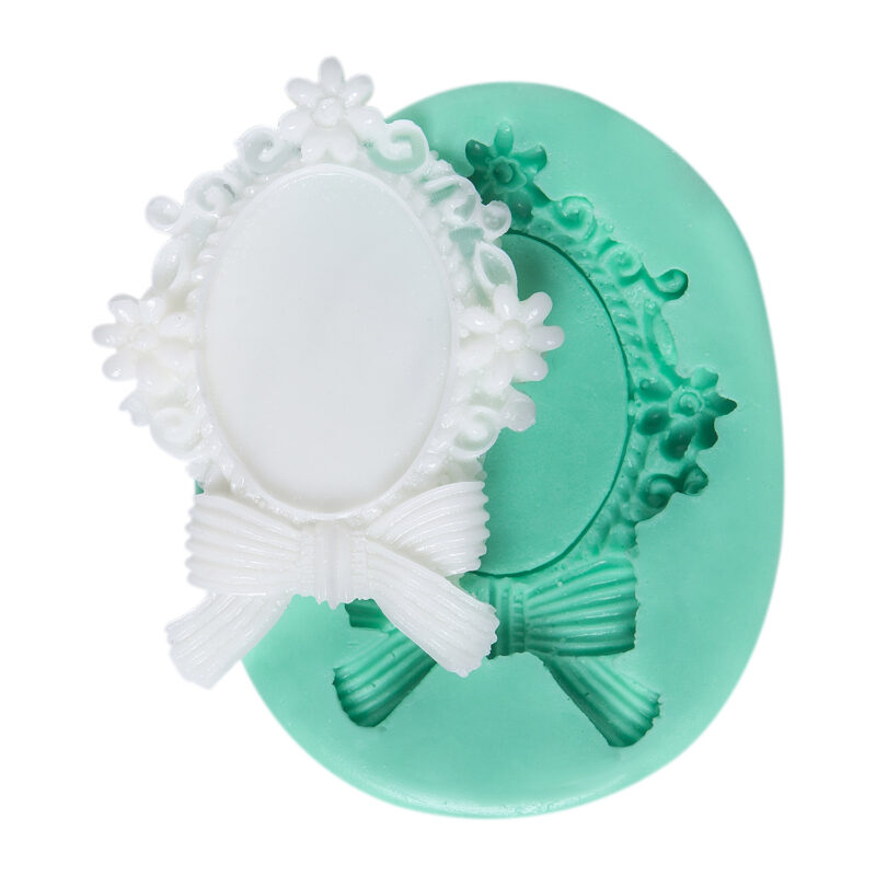 Çiçekli fiyonklu çerçeve kalıbı ve reçineden dökülmüş çerçeve figürü. Bahçe temalı kokulu taş yapımı için ideal.