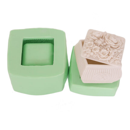 Küçük çiçekli kare kutu silikon kalıp ve kalıptan çıkmış çiçek desenli kutu. Takı organizatörü için ideal.