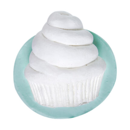 Küçük cupcake silikon kalıbı ile yapılmış beyaz kremalı cupcake. Mutfak dekorasyonu için ideal.