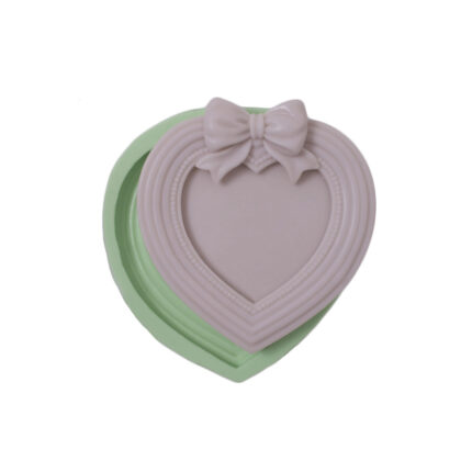 Küçük kalpli fiyonklu çerçeve silikon kalıp. Sevgililer günü süsü için ideal. Kalp çerçevesi silikon kalıp detayı.