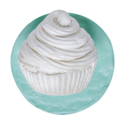 Kurdelya kremalı küçük cupcake silikon kalıbı ile yapılmış cupcake. Tatlı mutfak süsleri.