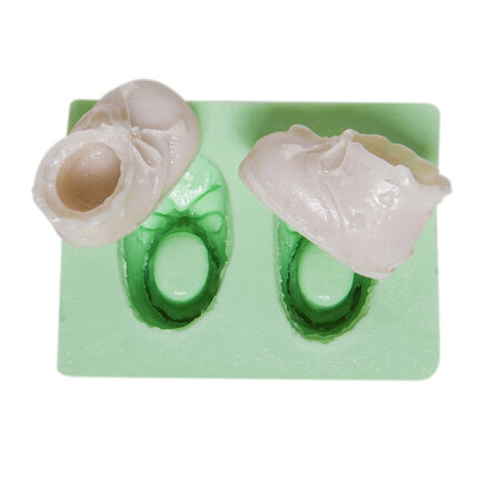 Küçük patik ikili silikon kalıbı ve kalıptan çıkarılmış bebek patikleri.