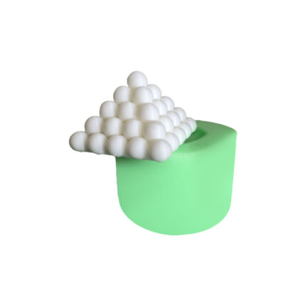 Küçük piramit bubble silikon kalıp ile yapılmış geometrik dekorasyon objesi.