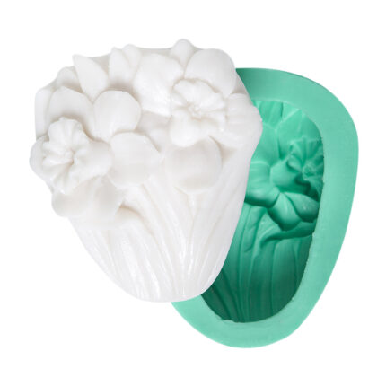 Küpe çiçeği silikon kalıbı ve kalıptan çıkmış çiçek formlu sabun modeli. Dekoratif çiçek süs kalıbı.