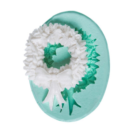 Kurdeleli çelenk silikon kalıbı: yılbaşı masa süsü veya kapı çelenk dekorasyonu için ideal. Kokulu taş, sabun figürü yapımına uygun.