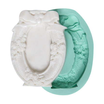 Kurdele detaylı çerçeve silikon kalıbı ve kalıptan çıkmış çerçeve örneği.