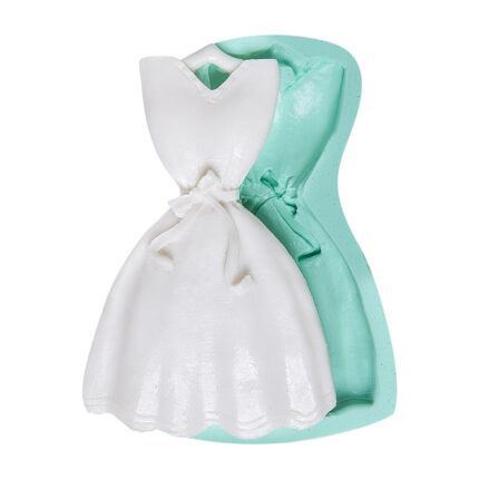 Kurdeleli elbise silikon kalıbı ve kalıptan çıkmış beyaz elbise figürü. Moda temalı dekorasyon için ideal.