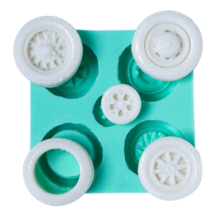 Lastik çeşitleri silikon kalıbı ve kalıptan çıkmış araba lastiği figürleri. Çocuk temalı sabun yapımı için ideal.