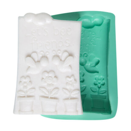 Yeşil silikon "Let's bee friends" arı dostluğu sabun kalıbı ve dökülmüş sabun. Arı temalı reçine süs biblo yapımı için.