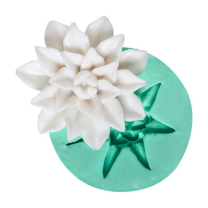 Doğu çiçeği lotus kalıbı ile yapılmış beyaz lotus çiçeği figürü. Nilüfer temalı reçine süs için ideal.