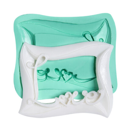 Love elyazılı çerçeve silikon kalıbı ve dökümden çıkmış beyaz çerçeve. Sevgililer günü dekorasyonu için ideal.