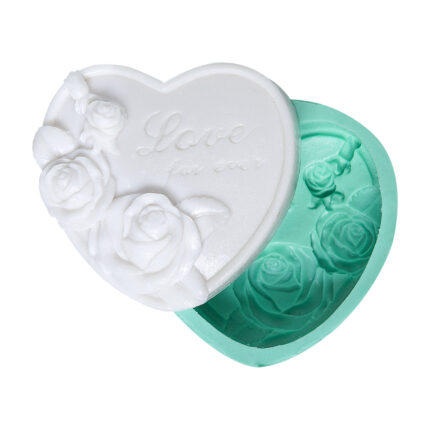 Aşk temalı "Love Forever" yazılı silikon kalıp ve beyaz sabun örneği. Love forever sabun kalıbı.