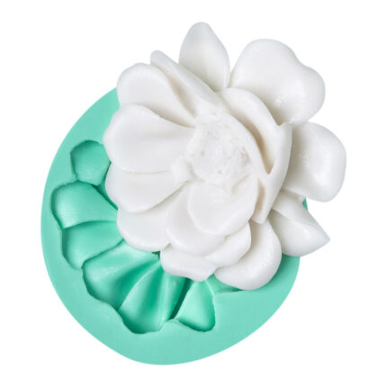 Manolya çiçeği kalıbı ile yapılmış beyaz çiçek figürü. Botanik süslemeler için ideal.