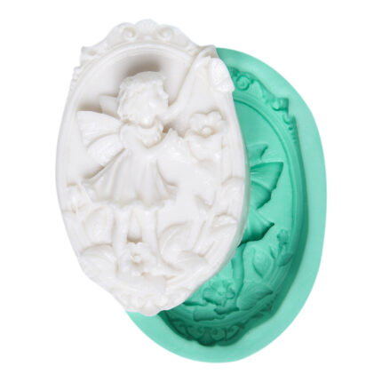 Zarif kız melek desenli silikon kalıbı ve dökülmüş reçine süs. Kanatlı kız biblo yapımı için ideal.