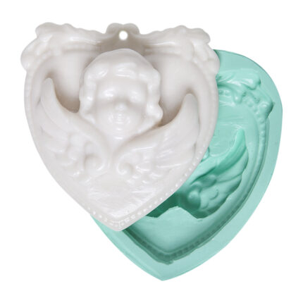 Yüz detaylı melek kanatlı figür silikon kalıbı. Delikli melekli süs yapımı için ideal. Melek yüzü tekniğiyle dekoratif tasarım.