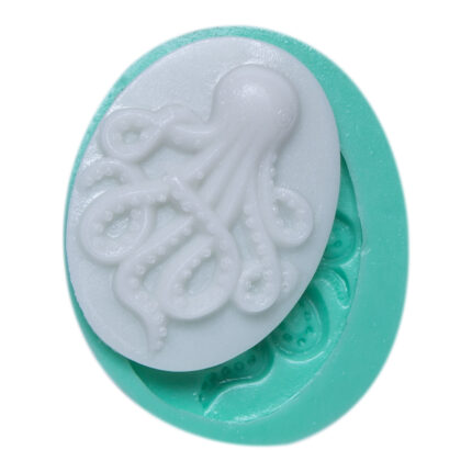 Minik ahtapot silikon kalıbı ve kalıptan çıkarılmış ahtapot objesi. Deniz temalı obje yapımı için ideal.