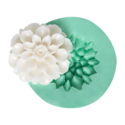 Minik krizantem çiçeği kalıbı ve kalıptan çıkmış beyaz çiçek biblo. Küçük çiçek biblo yapımı için ideal.