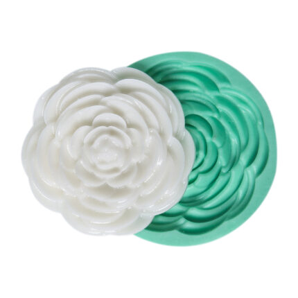 Minik çiçek sabun kalıbı ve kalıptan çıkmış çiçek biblo. Ufak çiçek figürü kalıbı ile mini çiçek süs yapımı.