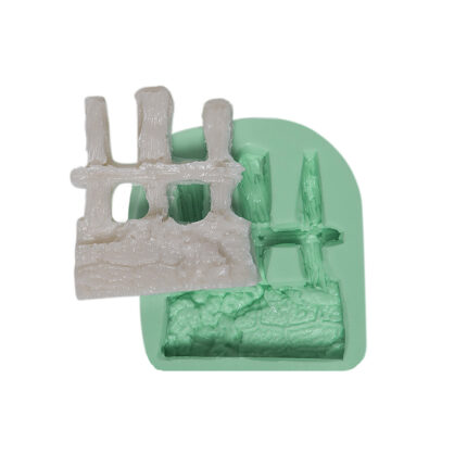 Minik çit silikon kalıbı ve kalıptan çıkmış çit örneği. Minyatür bahçe yapımı için ideal.