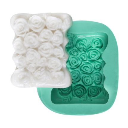 Minik güllü dikdörtgen silikon kalıp ve gül motifli sabun örneği. Dekoratif dikdörtgen kokulu taş yapımı için ideal.