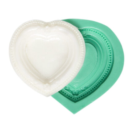 Minik güllü kalp çerçeve silikon kalıbı ve dökülmüş objesi. Aşk temalı hediyeler için ideal.