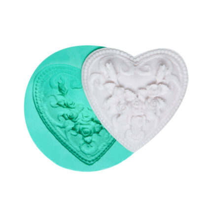 Minik güllü kalpli silikon kalıbı ve kalıptan çıkmış romantik kalp objesi. Sevgililer Günü süsü yapımı için ideal.