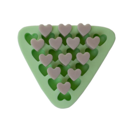 Üçgen silikon kalıpta minik kalp figürleri. Kalp temalı silikon kalıp.
