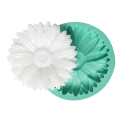 Minik papatya figürü kalıbı ve beyaz çiçek sabun kalıbı ile yapılmış papatya biblo.