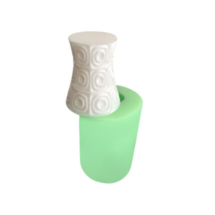 Model-3 geometrik desenli mum silikon kalıbı ve kalıptan çıkarılmış geometrik desenli mum.