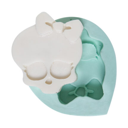 Monster High temalı silikon kalıp ve kalıptan çıkmış kurdela detaylı kafatası figürü. Monster High temalı mum yapımı için ideal.