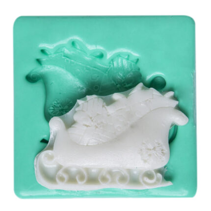 Noel Baba kızağı silikon kalıbı ve kalıptan çıkarılmış beyaz obje. Yılbaşı dekorasyonu için ideal.