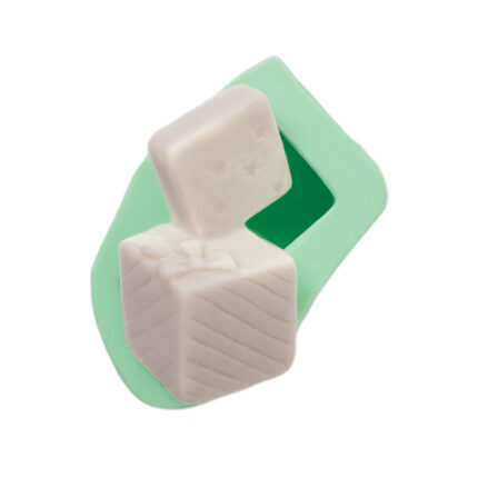 Noel hediye paketi silikon kalıbı ile yapılmış, üst üste duran iki adet hediye paketi.