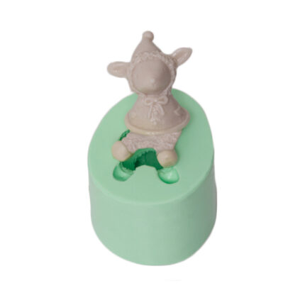 Kış temalı Noel kuzusu silikon kalıbı. Yılbaşı dekorasyonu için ideal, 4x5x5cm boyutunda. KK-1930 modeli.