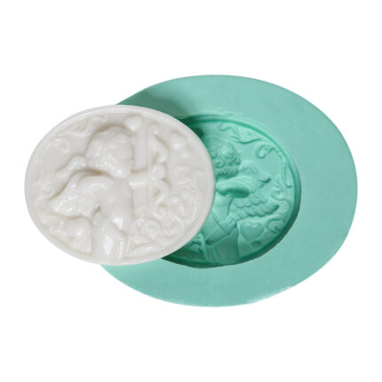 Oklu melek Eros silikon kalıbı ve kalıptan çıkarılmış aşk temalı sabun.