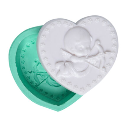 Oklu melek silikon kalıbı ve kalıptan çıkarılmış romantik kalp obje. Sevgililer günü süsü yapımı için ideal.