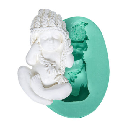 Örgü şapkalı uyuyan bebek silikon kalıbı ve kalıptan çıkmış bebek figürü. Bebek odası süsleri için ideal.