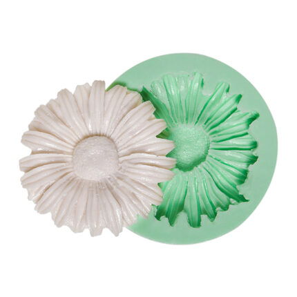 Orta boy papatya silikon kalıbı ve kalıptan çıkarılmış papatya figürü.