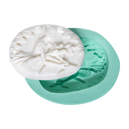 Oturan balerin silikon kalıbı ve kalıptan çıkarılmış balerin temalı sabun. Dans sanatı hediyeleri için ideal.