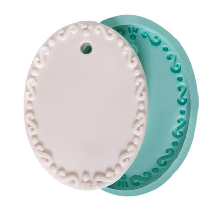 Oymalı boş çerçeve delikli silikon kalıbı ve kalıptan çıkmış çerçeve örneği. Dekoratif obje yapımı için ideal.