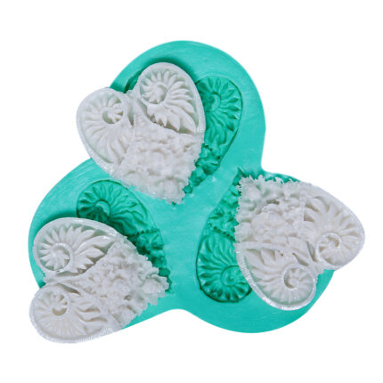 Oymalı kalp 3'lü silikon kalıbı ile yapılmış romantik kalp objeler. Sevgililer Günü dekorasyonu için ideal.