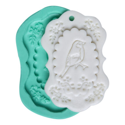İşlemeli desenli kuş figürü silikon kalıbı ve kalıptan çıkmış doğa temalı süs. Oymalı kuş sabun kalıbı örneği.