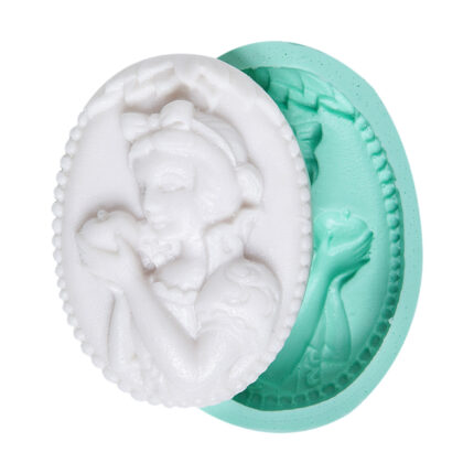 Pamuk Prenses ve zehirli elma silikon kalıbı ve kalıptan çıkan sabun. Masalsı figürlü sabun yapımı.